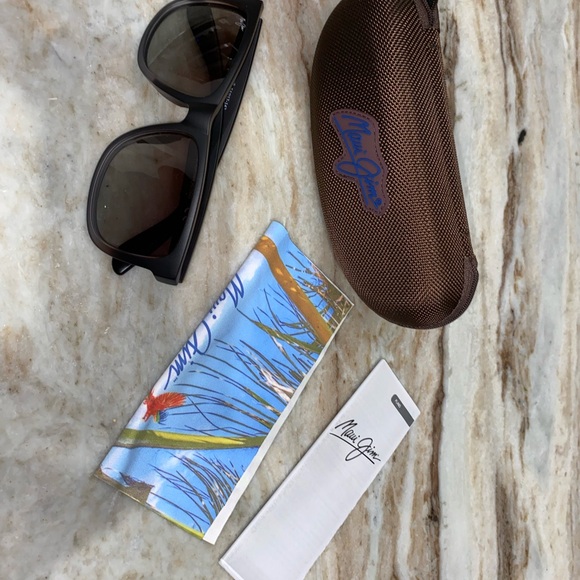 Maui Jim 🌴🦜☀️ - Picture 3 of 3